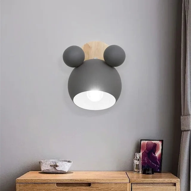 Minimalistische wandlamp met speels bolvormig design