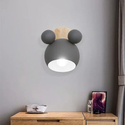 Minimalistische wandlamp met speels bolvormig design