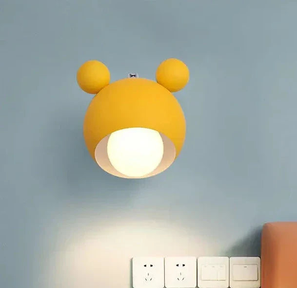 Minimalistische wandlamp met speels bolvormig design