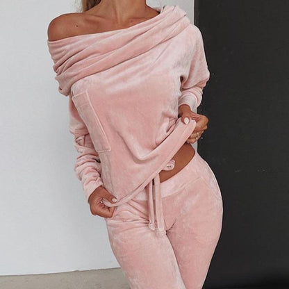 Calianna - Off-shoulder velours lounge set met voorzak